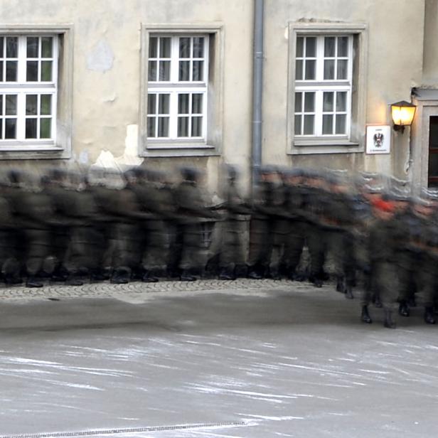 Rekruten eines Gardebataillons am Exerzierplatz der Maria-Theresien-Kaserne in Wien.