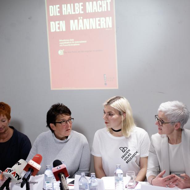 vlnr.: Eva Rossmann (Mitinitiatorin des ersten Frauenvolksbegehrens), Sonja Ablinger (Österreichischer Frauenring), Teresa Havlicek (Frauenvolksbegehren neu) und Maria Rösslhumer (Verein Autonome Österreichische Frauenhäuser).