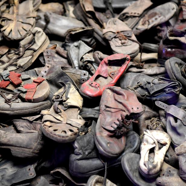 Schuhe getöteter Kinder im KZ Auschwitz.  Das Konzentrationslager war das größte Vernichtungslager des NS-Regimes. Mehr als 1,1 Millionen Menschen verloren dort ihr Leben.