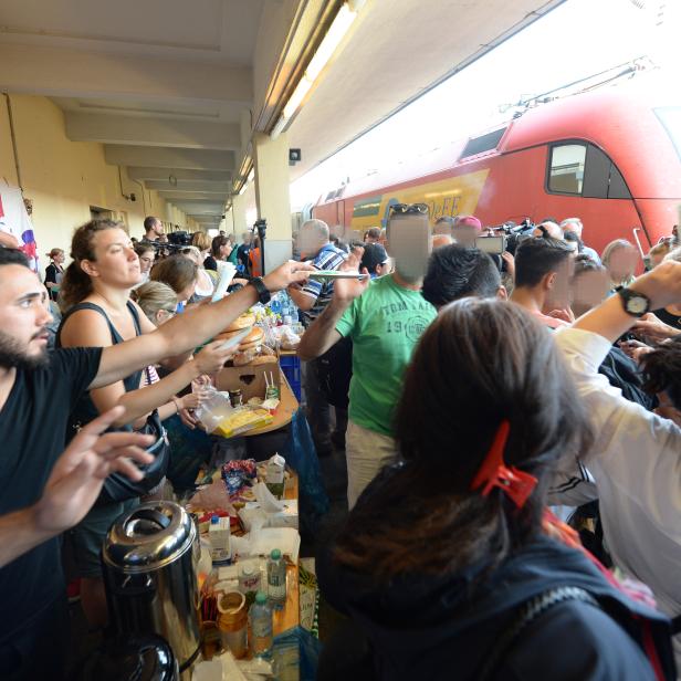 Helfer verteilen Nahrung, Getränke und Hygieneartikel an Flüchtlinge am Wiener Westbahnhof am Dienstag, 1. September 2015. 