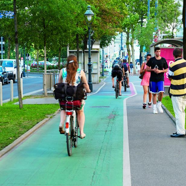 AUGEN AUF: Konflikte zwischen Bikern und Fußgängern sind auf geteilten Wegen vorprogrammiert. 