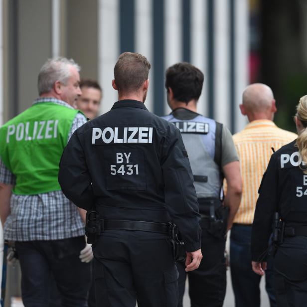 Die Polizei durchsucht ein Gebäude in der Dachauer Straße in München.