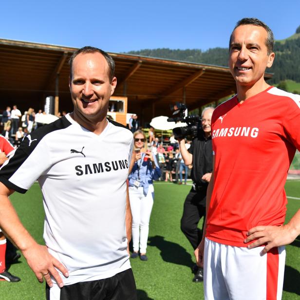 Matthias Strolz (NEOS) und Kanzler Christian Kern (SPÖ) anläßlich eines Charity Fussballspiels beim Forum Alpach