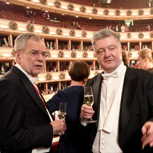 Bundespräsident Alexander Van der Bellen mit dem ukrainischen Präsidenten Petro Poroschenko am Opernball.