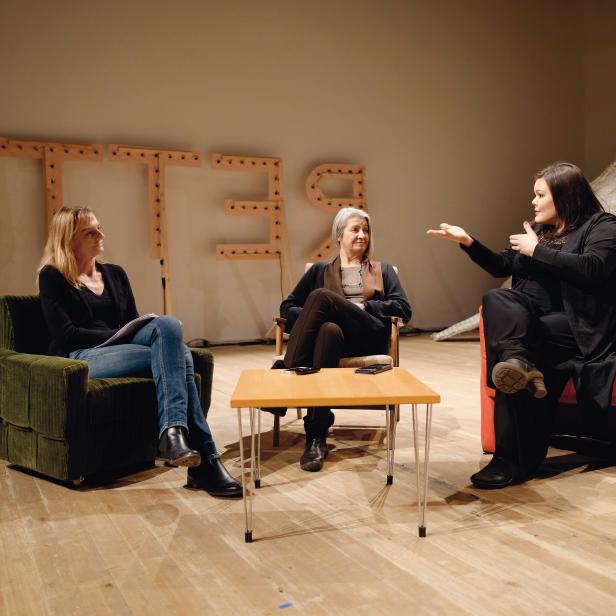 Rosemarie Schwaiger (links) im Gespräch mit Barbara Klein (Mitte) und Lena Jäger (rechts)