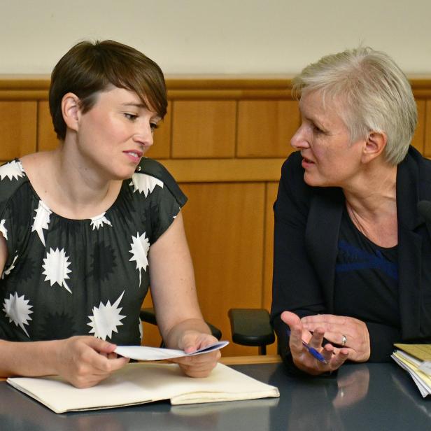 Ex-Grüne-Abgeordnete Sigrid Maurer mit ihrer Anwältin Maria Windhager 