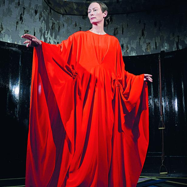 KULT- UND RÄDELSFÜHRERIN: Swinton in der politisierten Neufassung von "Suspiria"
