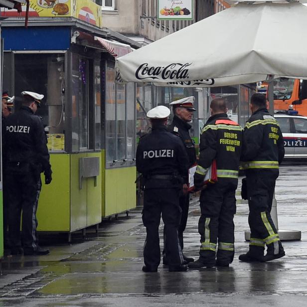 Die Feuerwehr bei der Reinigung des Tatortes