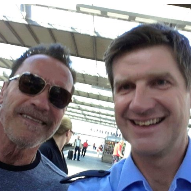 Da Arnie und sein Steirerschmäh: Selfie statt Strafe