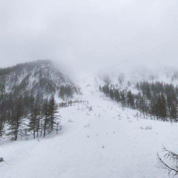 Ein Lawinenabgang im Bereich des Skigebiets Grübl am Präbichl in der Steiermark hat am Sonntag, 13. Jänner 2019, eine großangelegte Suchaktion ausgelöst. Nach Angaben der Polizei hatte ein Liftwart der Bergstation zu Mittag den Lawinenabgang über die Land