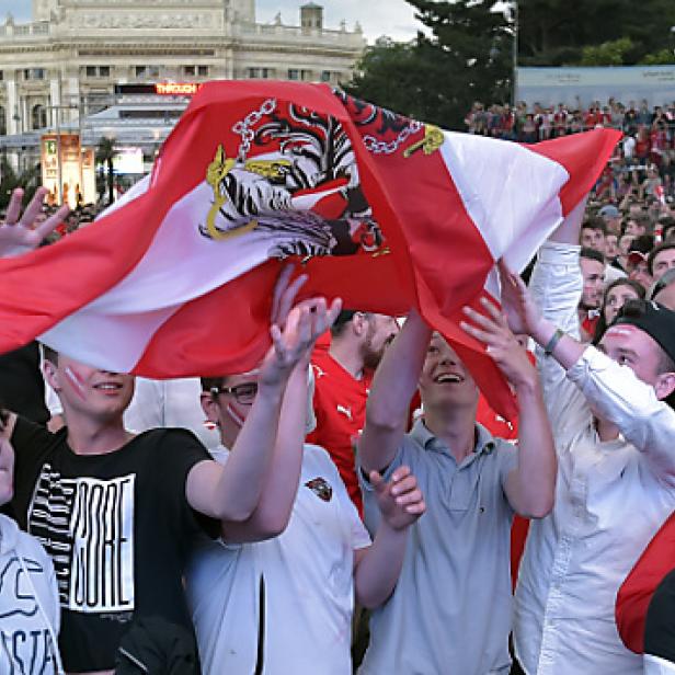 Die proppevolle Fanzone am Rathausplatz