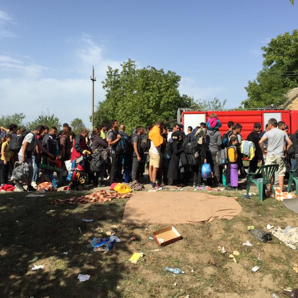 Wohin geht es? Die Flüchtlinge in Tovarnik warten stundenlang auf  Busse.  Wohin diese fahren, ist jedoch oft unklar.