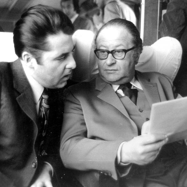 Heinz Fischer und Bruno Kreisky im Zug auf einer Wahlkampfreise Richtung Westen, ca. 1970.