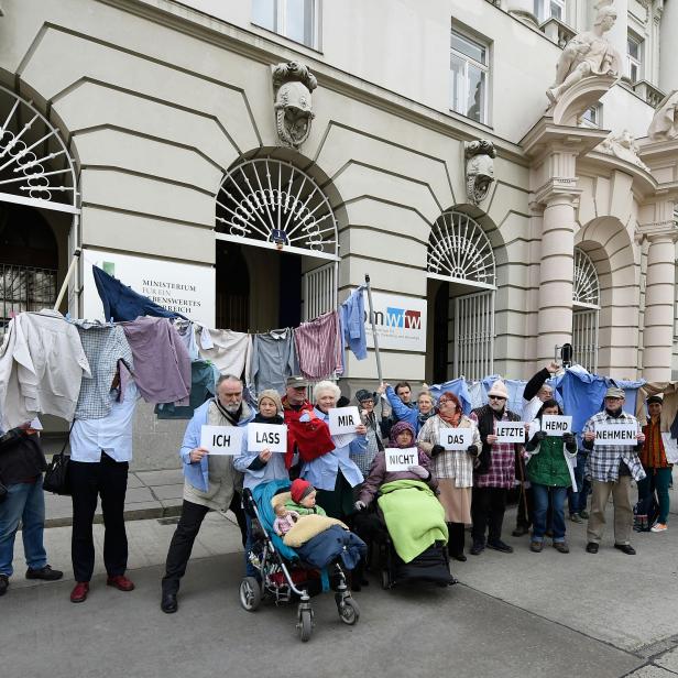 Aktion Armutskonferenz zur Mindestsicherung "Das letzte Hemd" im April 2016 vor dem Sozialministerium in Wien.