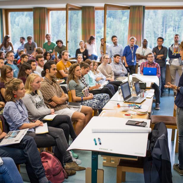 Hunderte junge Menschen aus aller Welt treffen sich jährlich in Alpbach und tauschen sich über Themen wie Wissenschaft und Gesellschaft aus.