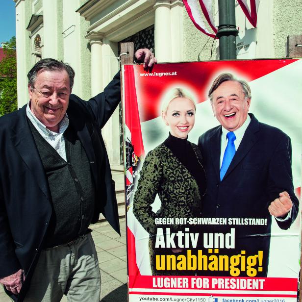 ÄHNLICHKEITEN: Der Autor neben einem Lugner-Wahlplakat.