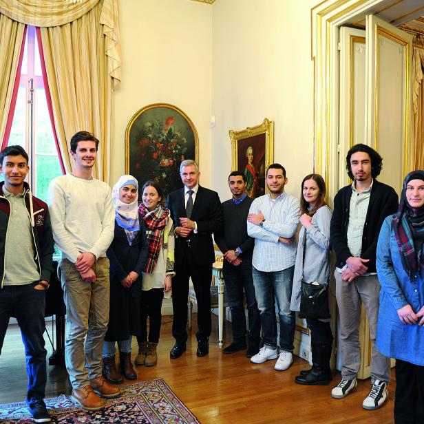 Delegation der MJÖ-Gruppe in Paris anlässlich der Anschläge auf „Charlie Hebdo“ zu Besuch in der Österreichischen Botschaft mit Herrn Ges. MMag Thomas Schlesinger