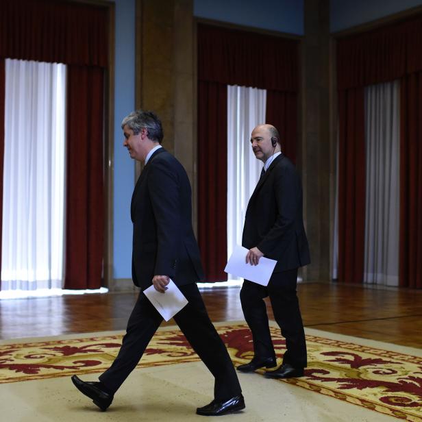 Pierre Moscovici (r.) mit dem portugiesischen Finanzminister Mario Centeno.