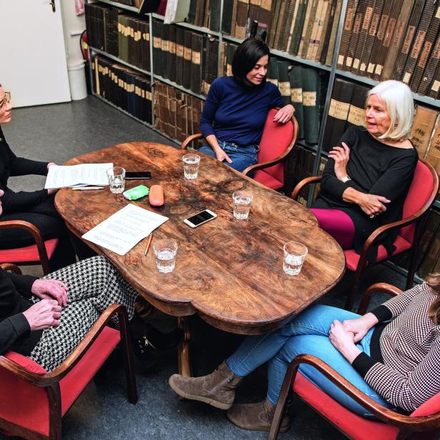 ROUND TABLE: Die profil-Journalistinnen Christa Zöchling und Christina Pausackl im Gespräch mit Katharina Mader, Elfriede Hammerl und Brigitte Theißl im historischen Parteihaus  der Sozialdemokratie an der Wienzeile.