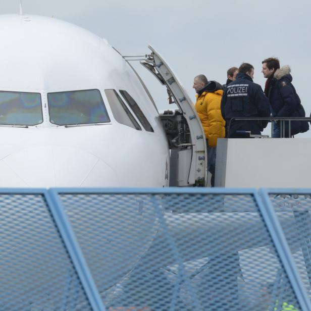 Abgelehnte Asylbewerber steigen in Baden-Württemberg im Rahmen einer landesweiten Sammelabschiebung in ein Flugzeug.