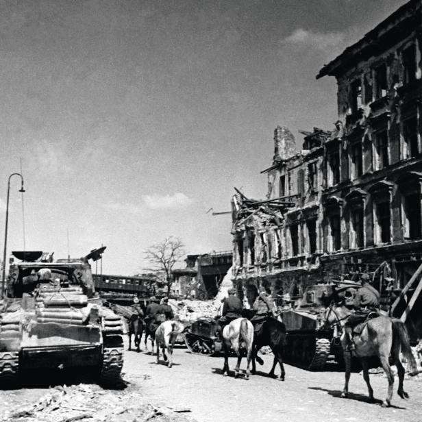 ZERSTÖRTES WIEN IM MAI 1945 - In der Josefstadt wurde schon Theater gespielt, in Mauthausen noch gemordet.