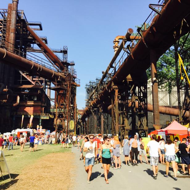 Sonne, Stahl und Singerei in der ehemaligen Industriehochburg Ostrava.