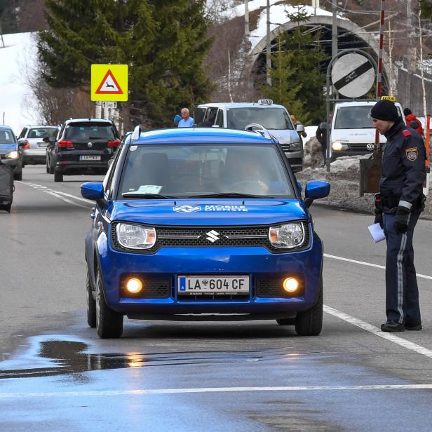 Kontrollen der Polizei am Ortsende von St. Anton am Arlberg