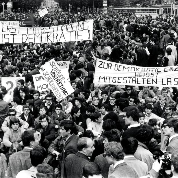 Rund 1500 Hoch-und Mittelschüler und Studenten demonstrierten am 1.6.1968 für eine bessere Bildungspolitik und mehr Demokratie an den Hoch- und Mittelschulen.