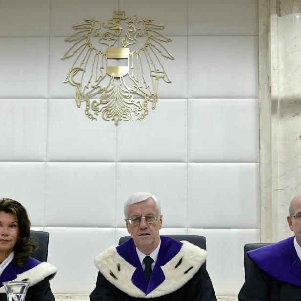 Gerhart Holzinger (m.), Präsident des Verfassungsgerichtshofes (VfGH), Vizepräsidentin Brigitte Bierlein (l.) und Verfassungsrichter Helmut Hörtenhuber.