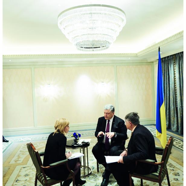 Petro Poroschenko im Gespräch mit Simone Brunner und Otmar Lahodynsky