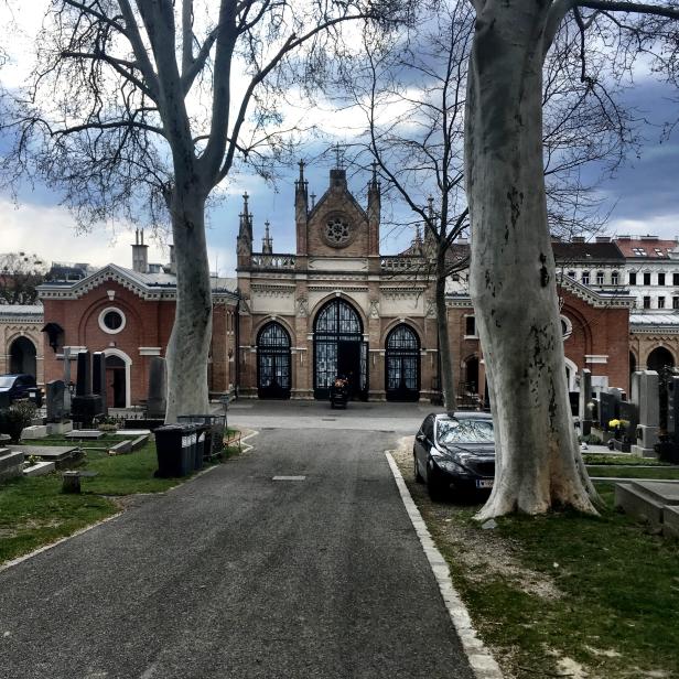 Hernalser Friedhof in Wien, Montag Mittag: Ein Sarg, eine Frau mit verweinten Augen, ein Bestatter. Einsames Trauern in der Corona-Ära.