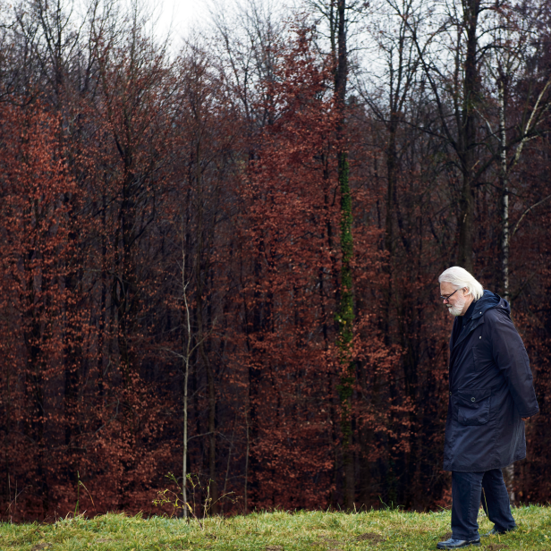 Gerhard Roth unterwegs in der Südsteiermark. 