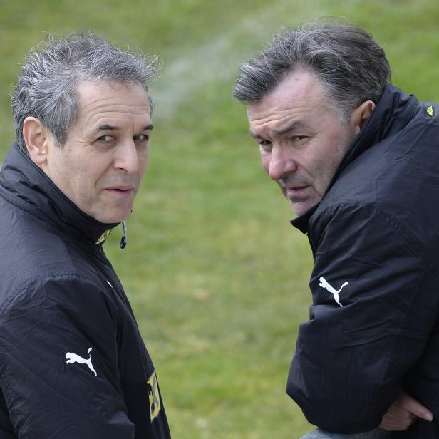 Teamchef Marcel Koller und ÖFB-Sportdirektor Willi Ruttensteiner (r.) während des Trainings der österreichischen Fußball-Nationalmannschaft.