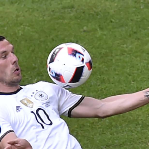 Nicht nur Lukas Podolski findet den neuen Turniermodus seltsam