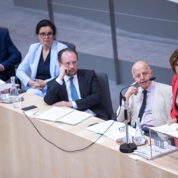 Verteidigungsminister Thomas Starlinger, Sozialministerin Brigitte Zarfl, Außenminister Alexander Schallenberg, Vizekanzler und Justizminister Clemens Jabloner und Bundeskanzlerin Brigitte Bierlein