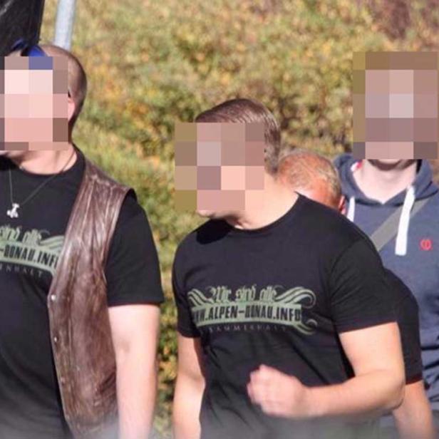 Der Küssel-Vertraute (Mitte) mit einem T-Shirt von "Alpen-Donau.info".