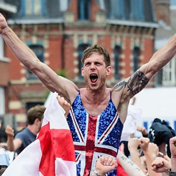 FBL-EURO-2016-ENG-WAL-FANS