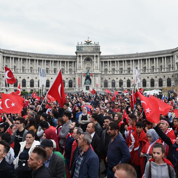 Demonstration anl. des Putschversuchs des Militärs in der Türkei im Juli 2016, auf dem Heldenplatz in Wien.