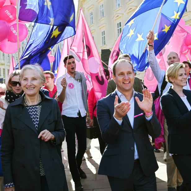 Allianzpartnerin Irmgard Griss, NEOS Vors. Matthias Strolz, Beate Meinl-Reisinger anl. einer Wahlkampfschlusskundgebung der NEOS.