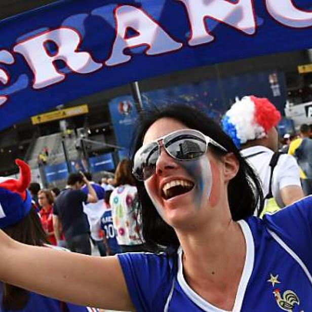 Französische Fans vor dem Stadion in Paris Saint-Denis