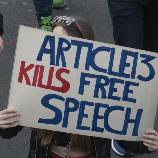 Eine Frau geht mit einem Plakat "Article 13 kills Free Speech" bei der Demonstration gegen die geplante EU-Urheberrechtsreform und mögliche Upload-Filter durch Berlin.