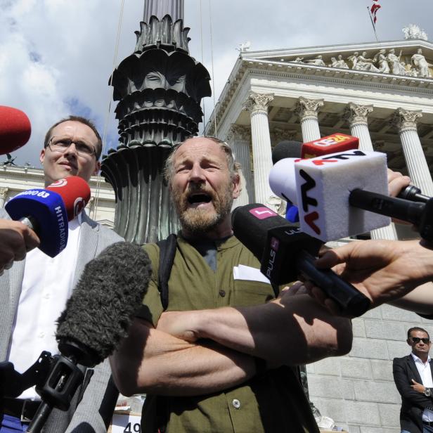 Neu-Politiker Roland Düringer vor dem Parlament in Wien.