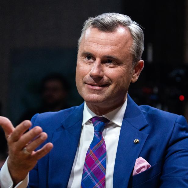 Norbert Hofer mit dem Anstecker des St. Georgs-Orden