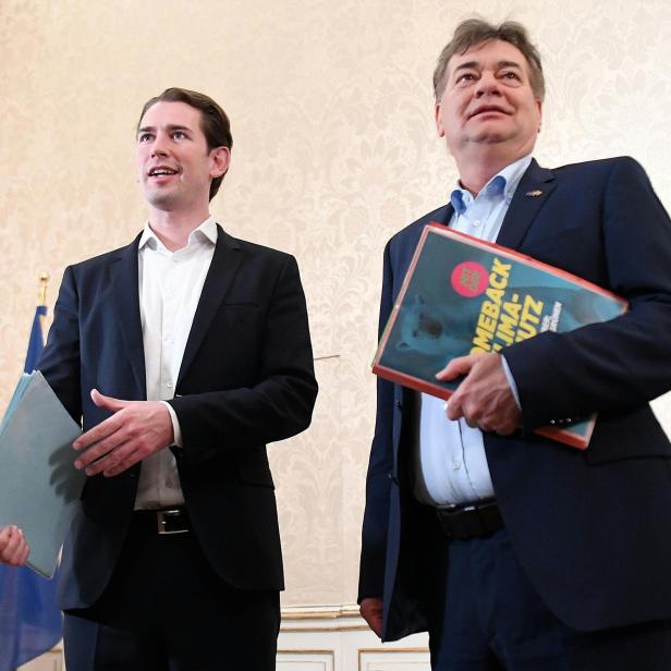 Sebastian Kurz und Werner Kogler vor Beginn eines Sondierungsgesprächs zwischen ÖVP und den Grünen in Wien.