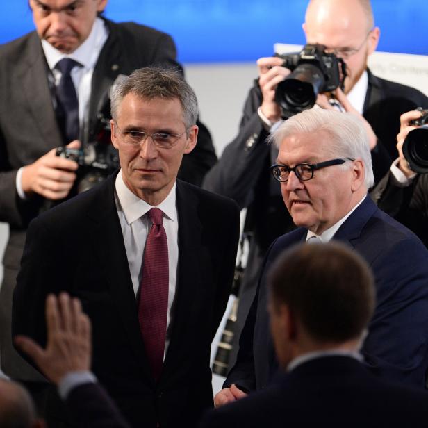 Nato-Generalsekretär Jens Stoltenberg (l) und Deutschlands Außenminister Frank-Walter Steinmeier bei der 52. Sicherheitskonferenz 