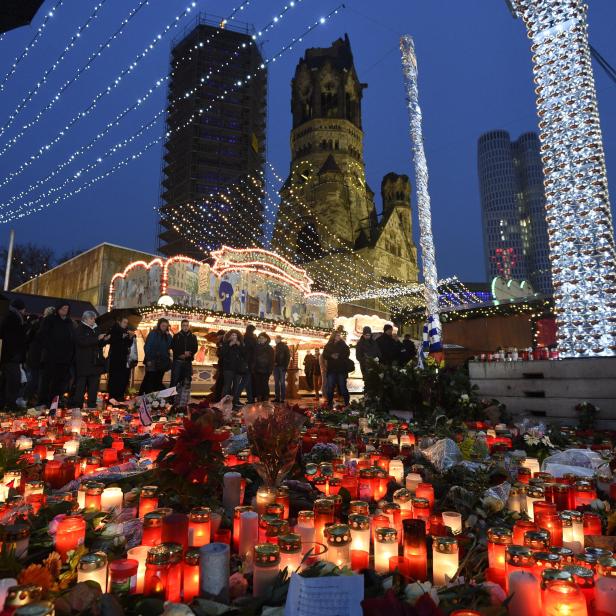 Blumen und Kerzen am Weihnachtsmarkt am Breitscheidplatz in Berlin.