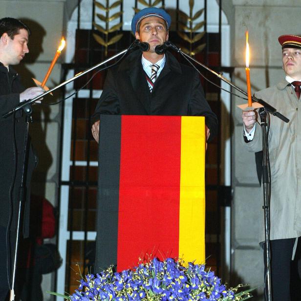 Heinz-Christian Strache waehrend der Totenrede im Rahmen einer "Heldenehrung" der Burschenschafter im Jahr 2004.