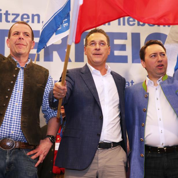 FPÖ-Chef Vizekanzler Heinz-Christian Strache (M.) , EU-Spitzenkandidat Harald Vilimsky (L.) und FPÖ-Landesparteiobmann LHStv. Manfred Haimbuchner während der 1. Mai Kundgebung der FPÖ am Mittwoch, 1. Mai 2019, in Linz. 