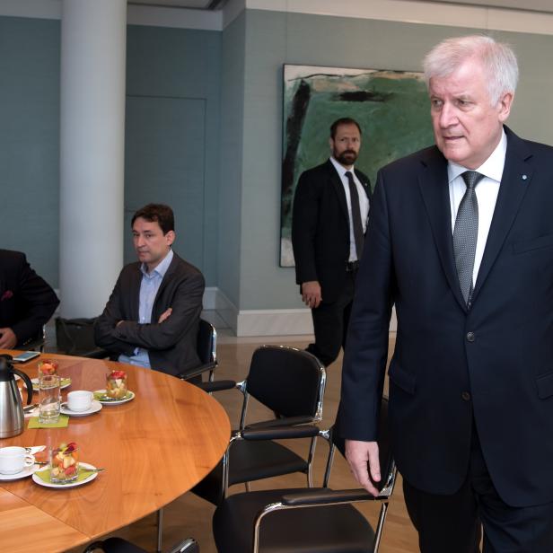 Der bayrische Ministerpräsident Horst Seehofer auf dem Weg zur Sondersitzung des bayrischen Kabinetts nach dem Amoklauf von Freitag Abend.