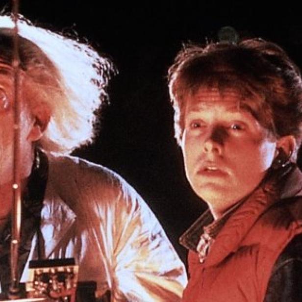 Doc Brown und Marty McFly reisen gemeinsam durch Vergangenheit und Zukunft.